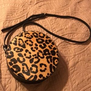 Gorgeous leopard round crossbody!